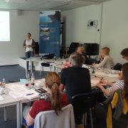 Akteure aus NNL bereiten internationalen Kompetenzaustausch vor Referentin hält Vortrag vor Seminargruppe