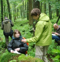 Förderprojekt 2012: „Schützt die endemische Rhön-Quellschnecke“ (BR Rhön) Freiwillige bei Quellforschung im Wald