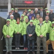 Jubiläumsaktion im April: Ausstattung ehrenamtlicher Wanderscouts durch Heidehof Stiftung Gruppe von ehrenamtlichen Wanderscouts