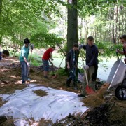 Müritz-Nationalpark: BerufsschülerInnen renaturieren Moore Berufsschüler bringen mit Schaufeln und Schubkarren Kies in Gräben