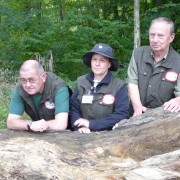 Hainich: Nationalpark-FührerInnen im neuen Outfit Drei Nationalparkführer mit Westen