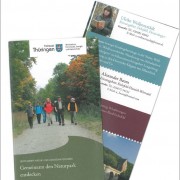 Ehrenamtliche Naturpark-Führer präsentieren sich Titelblatt und Innenseite des Flyers