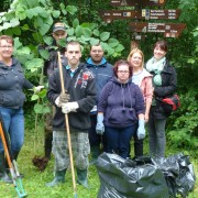 Neuer Praxis-Leitfaden für Naturschutz-Engagement von Menschen mit Behinderung Gruppe mit Arbeitsgeräten