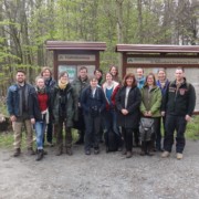 Neue Freiwilligenkoordinatoren erhalten Fortbildungs-Zertifikat Gruppe vor Infotafeln im Wald