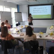 Internationaler Austausch von BNE-Expertise in Schutzgebieten Seminargruppe verfolgt Präsentation