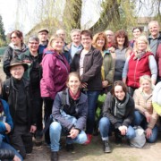 Natur- und Landschaftsführer*innen wichtige Partner von Schutzgebietsverwaltungen Gruppe vor Baum