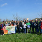 Anerkennung für den Einsatz im Biosphärenreservat „Niedersächsische Elbtalaue“ Gruppe auf Wiese mit Banner "UN Dekade Biologische Vielfalt"