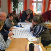 Expertise teilen: Jahrestagung der FreiwilligenkoordinatorInnen Ca. 10 Personen, die in Kleingruppen Flipchartpapiere beschreiben